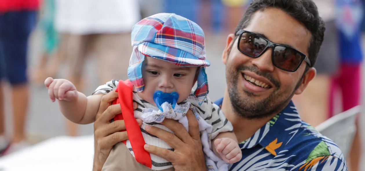 Pai levou o filho para o bloco