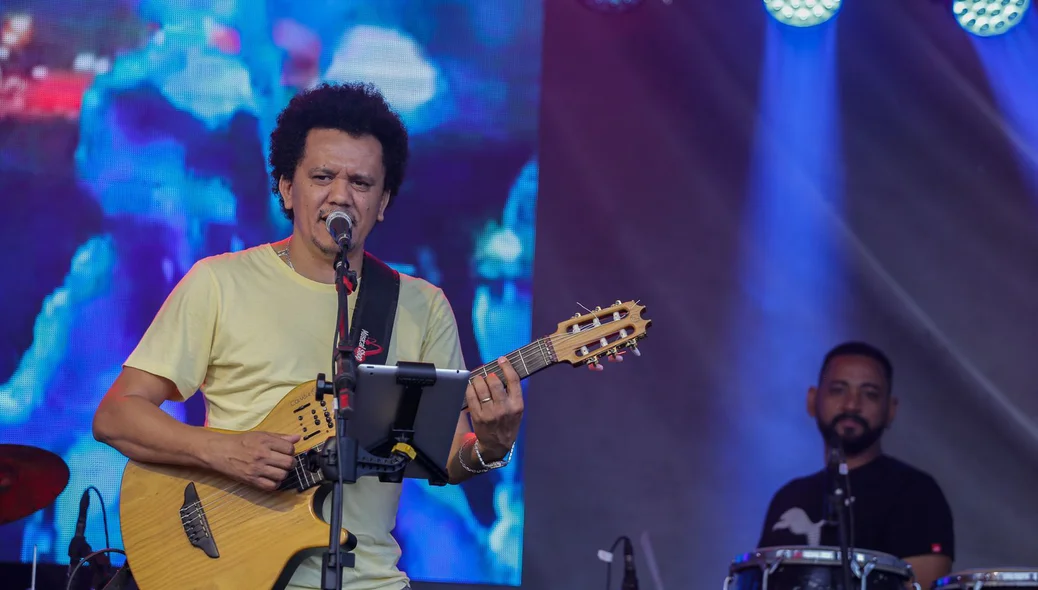 Palco com atrações musicais