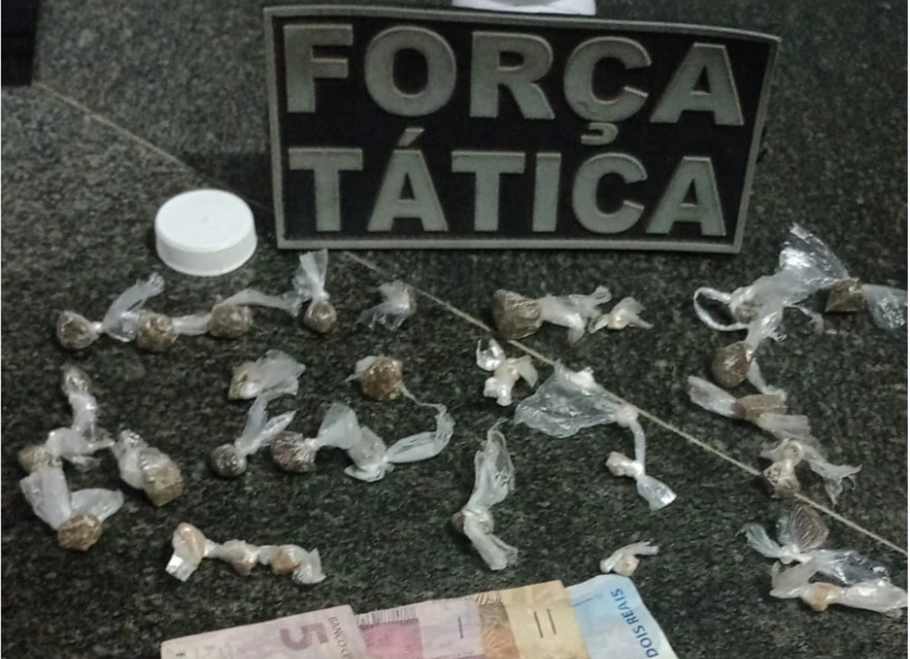 Papelotes de cocaína e maconha