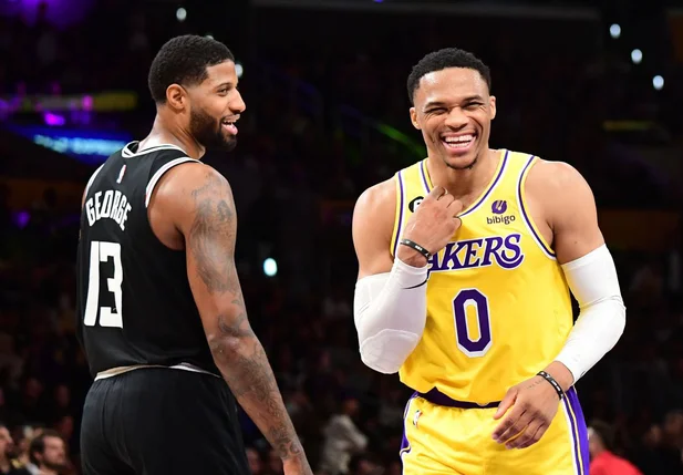 Paul George e Russel Westbrook no confronto entre Lakers e Clippers