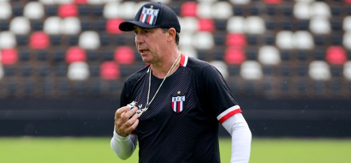Paulo Baier, ex-jogador e atual técnico do Botafogo-SP