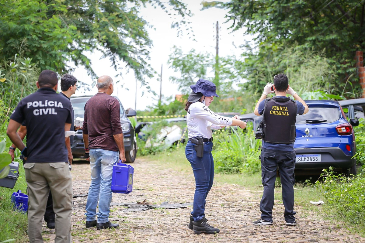 Policiais e peritos no local