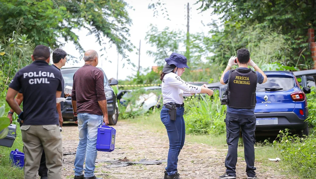 Policiais e peritos no local