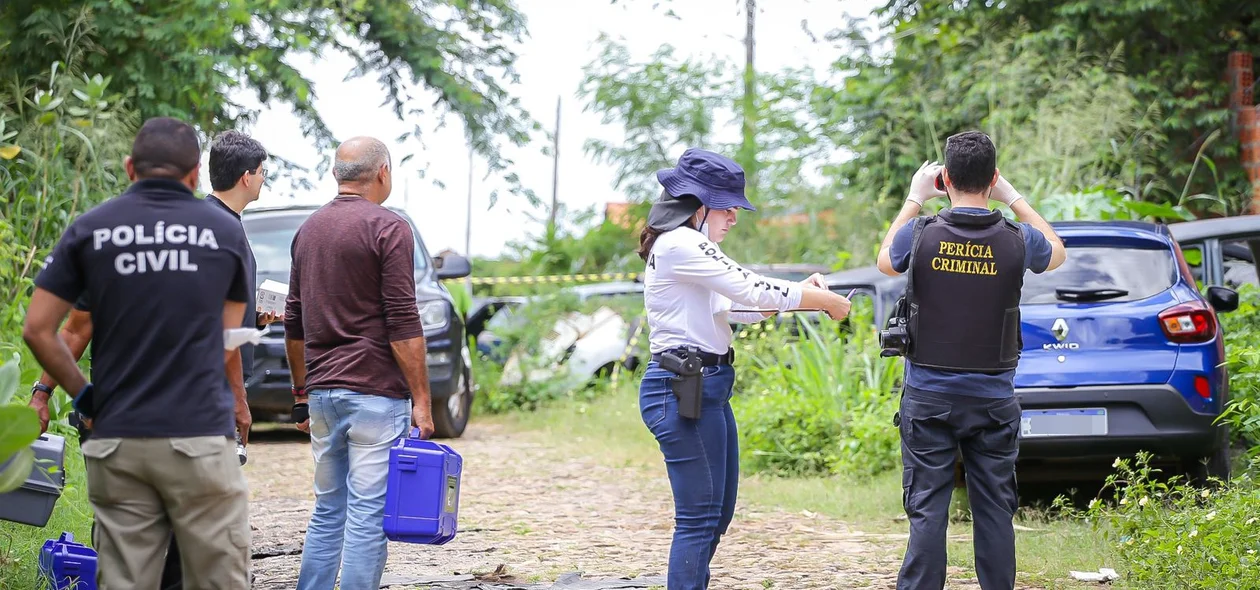 Policiais e peritos no local