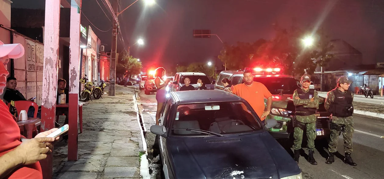 Policiais em bares da zona sul de Teresina
