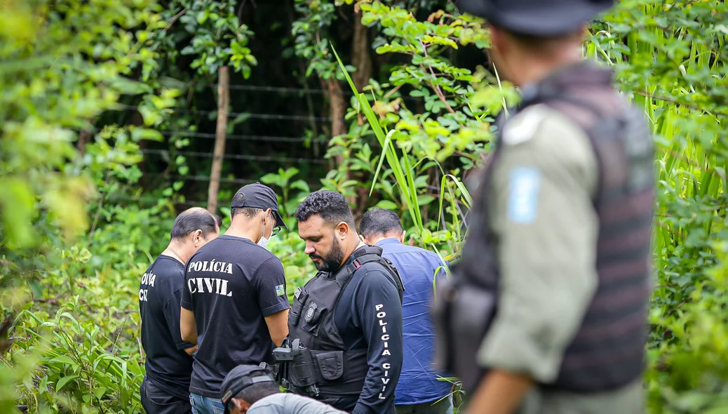 Policiais isolaram o local e fizeram a retirada do corpo