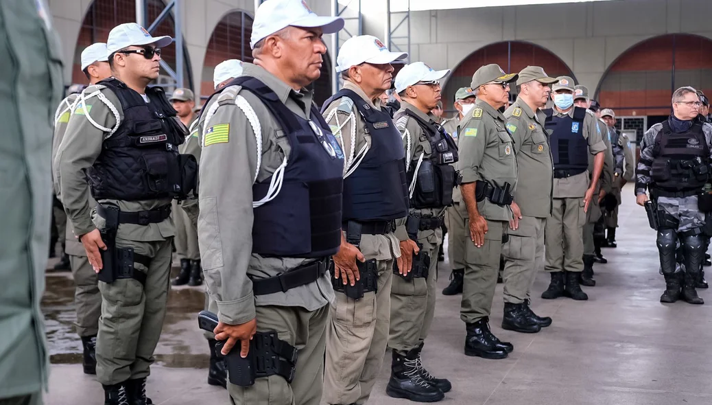Policiais militares prontos para reforçar a segurança durante o feriado do Carnaval