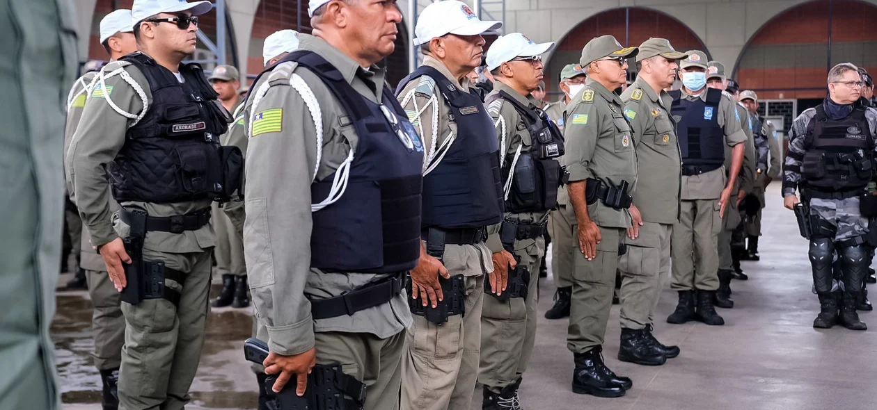 Policiais militares prontos para reforçar a segurança durante o feriado do Carnaval