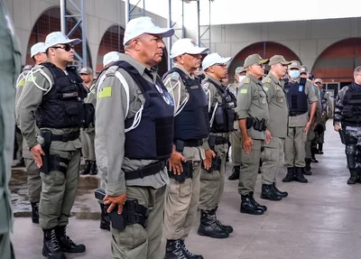 Policiais militares prontos para reforçar a segurança durante o feriado do Carnaval