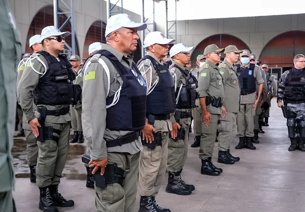 Policiais militares prontos para reforçar a segurança durante o feriado do Carnaval