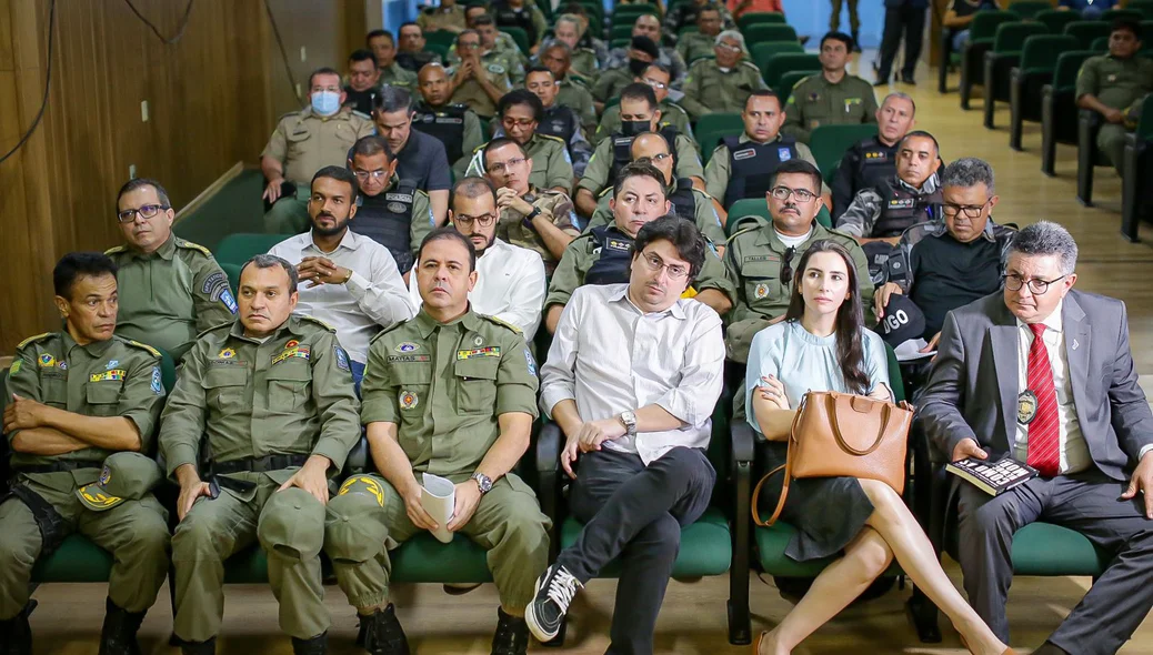 Policiais presentes na reunião