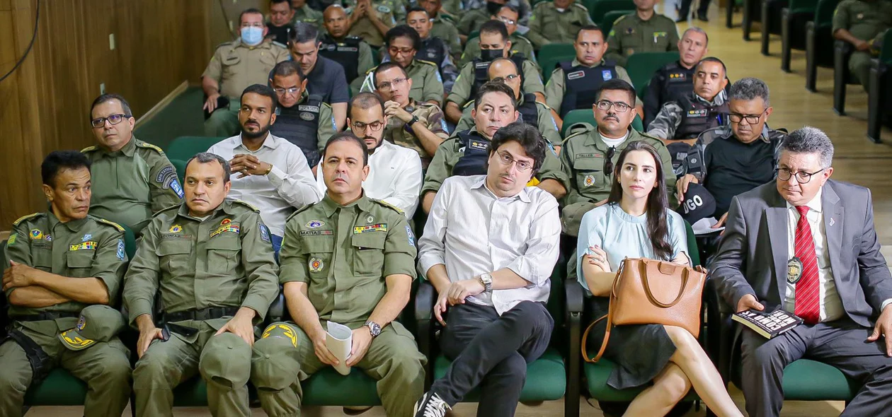 Policiais presentes na reunião