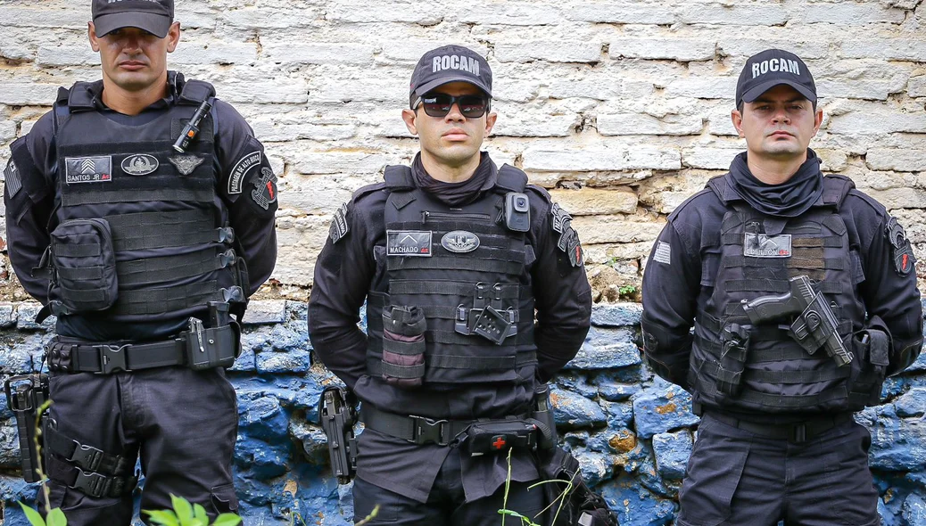 Policiais responsáveis pela recuperação do veículo