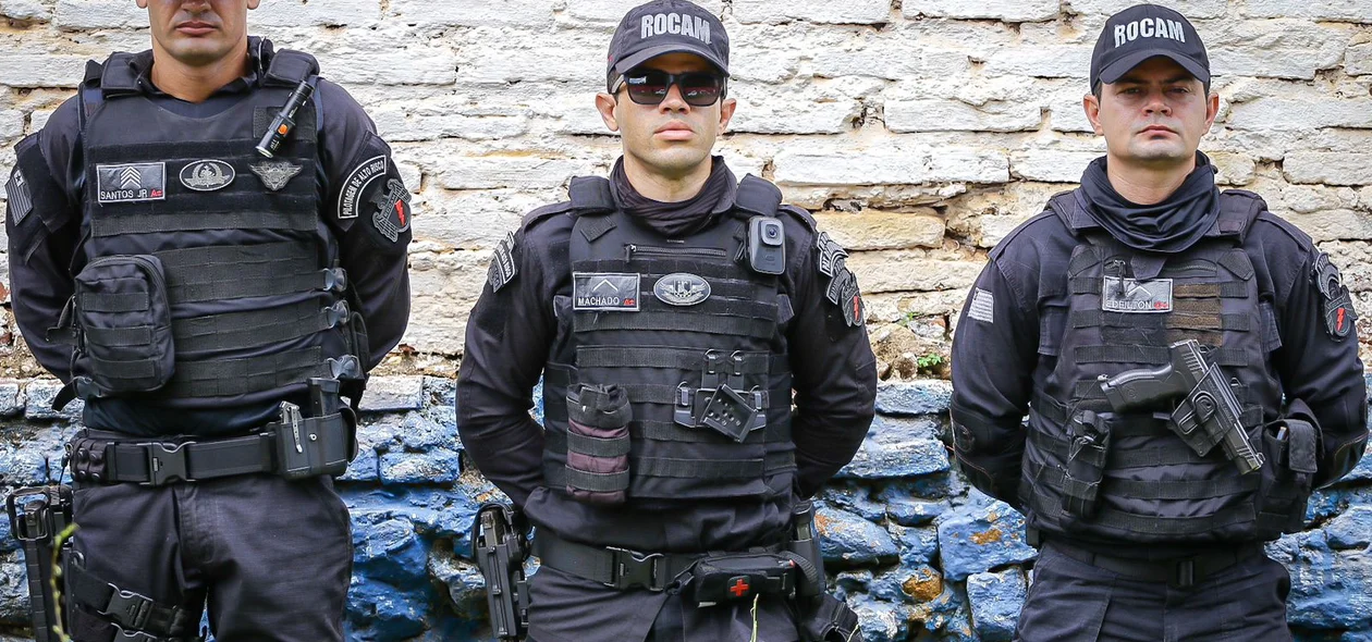 Policiais responsáveis pela recuperação do veículo