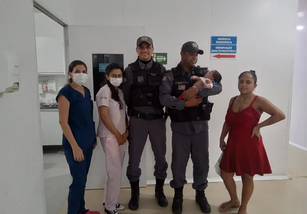 Policiais salvam bebê engasgado em Timon