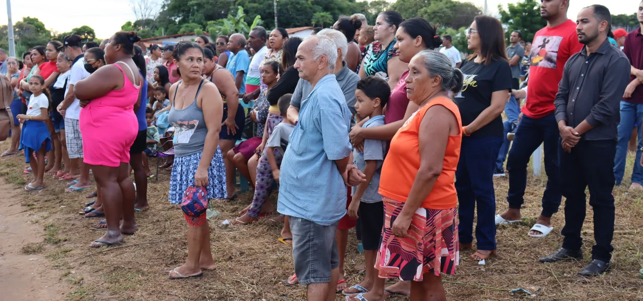 Populares se reuniram durante sepultamento
