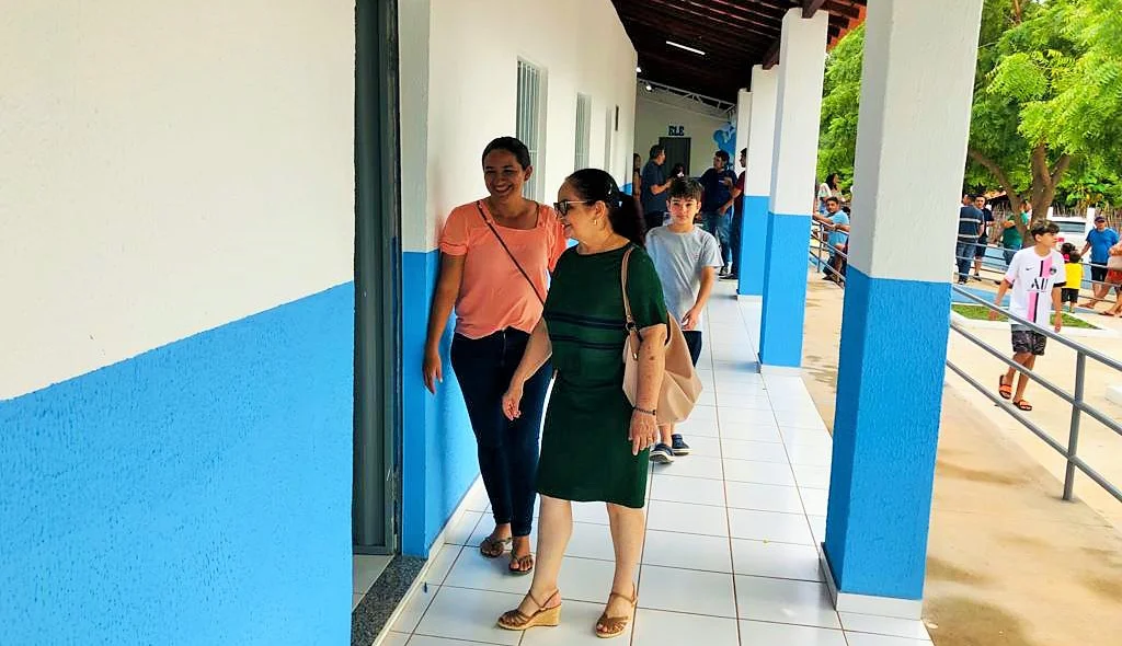 Prefeita visita a estrutura da escola
