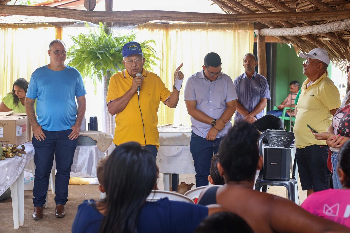 Prefeito Dr. Pessoa conversando com a comunidade