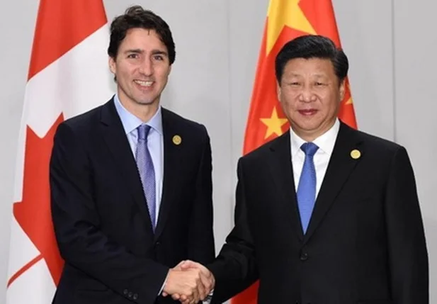 Primeiro-ministro do Canadá em foto com Xi Jinping, ditador chinês