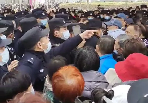 Protesto de idosos contra redução de benefício na China
