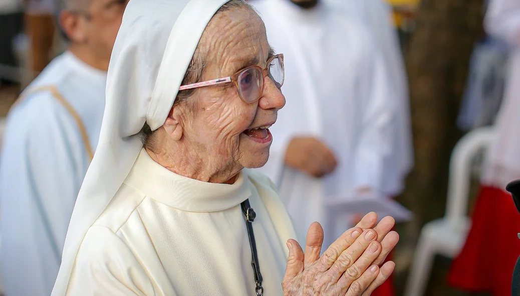 Religiosa na missa