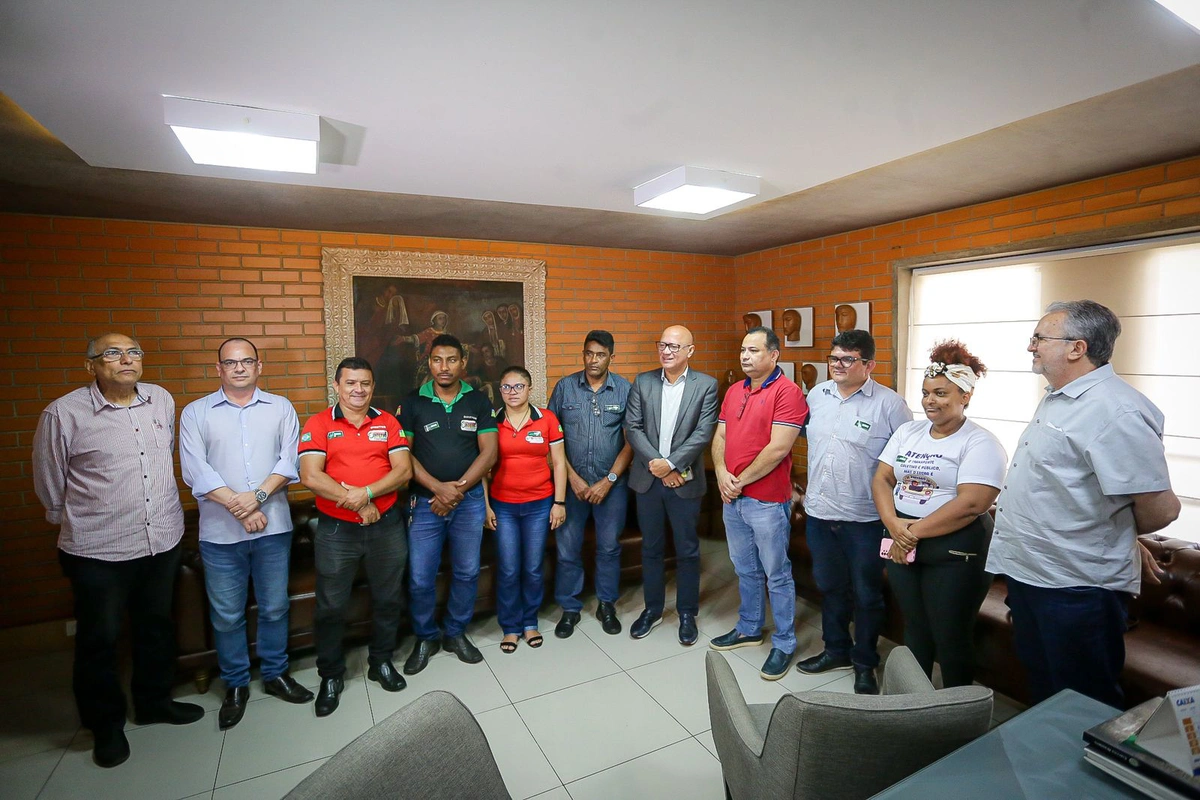 Representantes do SETUT e Sintetro durante reunião com Franzé Silva