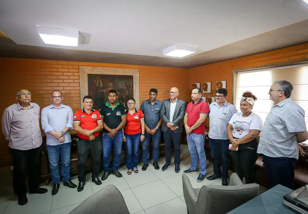 Representantes do SETUT e Sintetro durante reunião com Franzé Silva