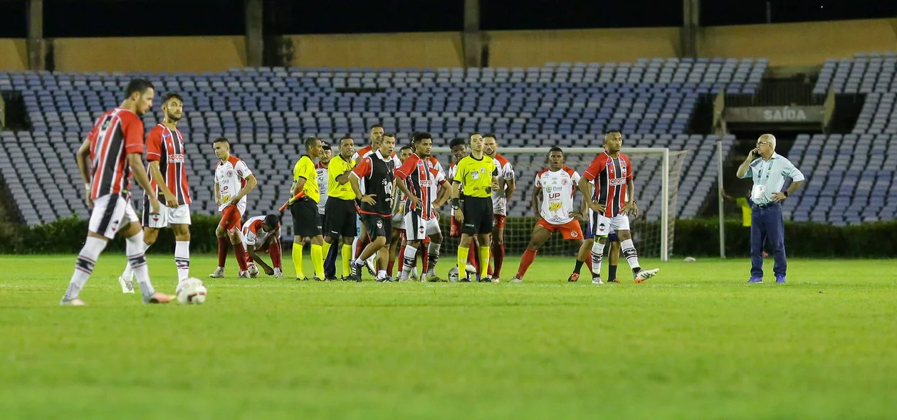 River e 4 de Julho no estádio Albertão