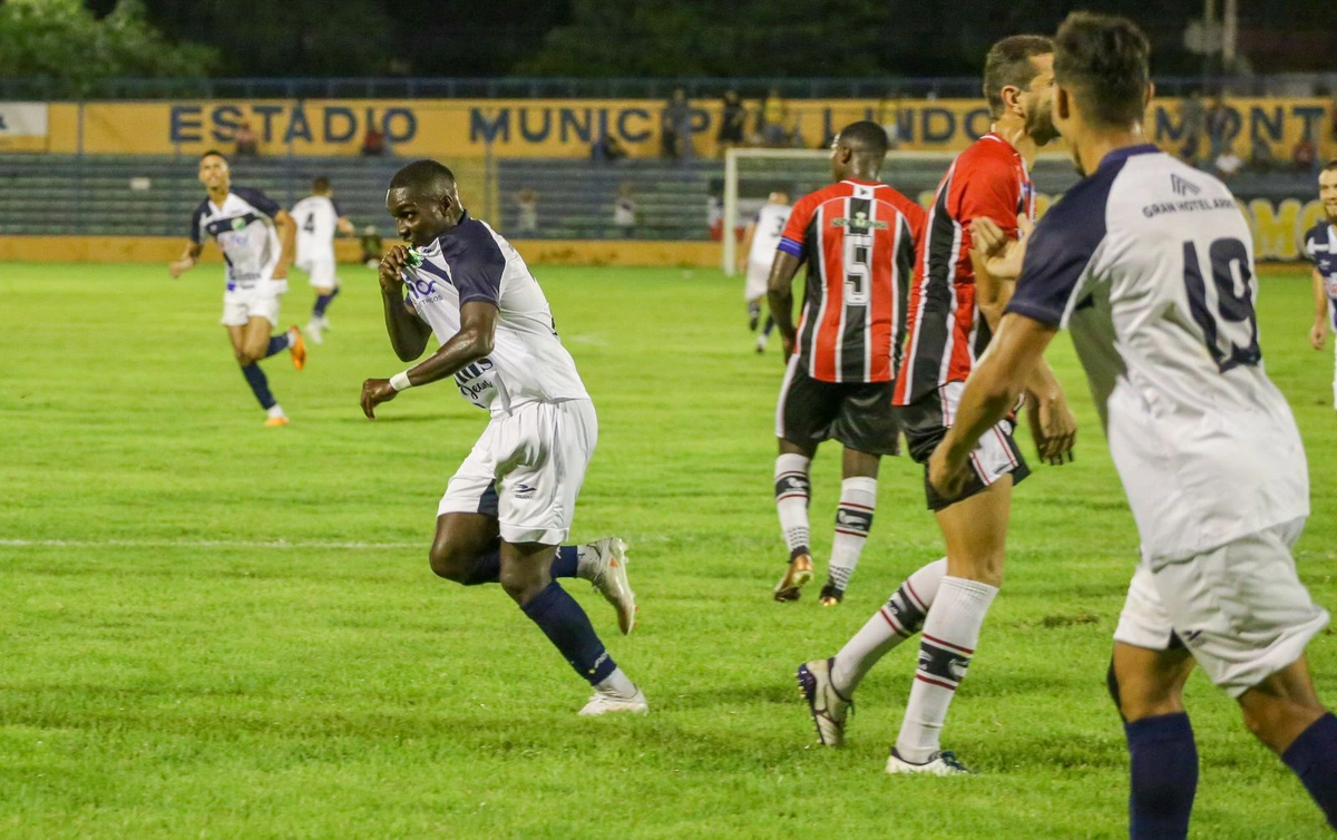 Rodrigo Fumaça, atacante do Altos, comemorando gol sobre o River