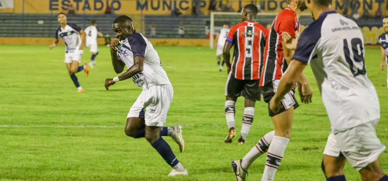 Rodrigo Fumaça, atacante do Altos, comemorando gol sobre o River