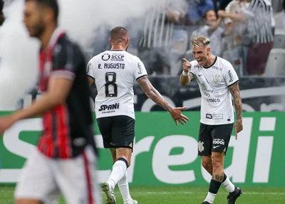 Róger Guedes e Renato Augusto comemorando gol sobre o Botafogo-SP pelo Paulistão