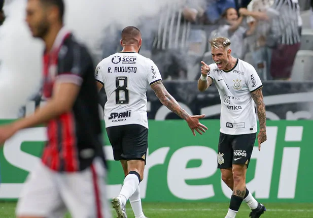 Róger Guedes e Renato Augusto comemorando gol sobre o Botafogo-SP pelo Paulistão