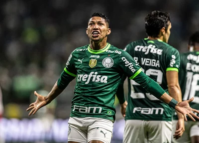 Rony comemora gol em jogo do Palmeiras contra Bragantino