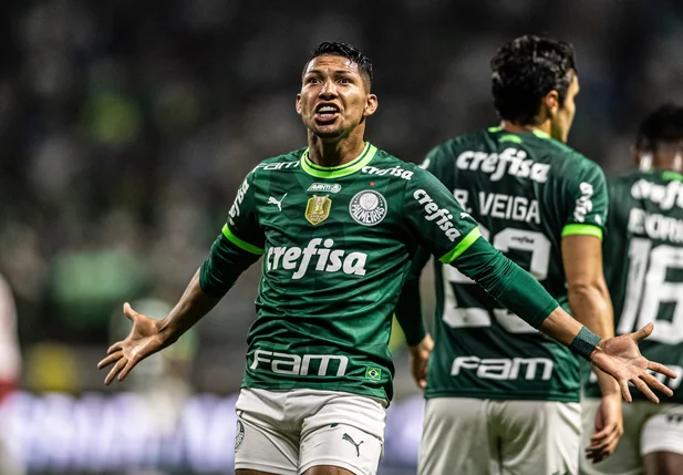 Rony comemora gol em jogo do Palmeiras contra Bragantino