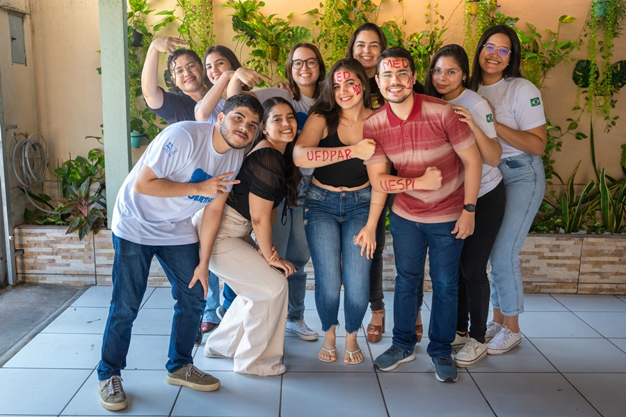 Ryan celebra ao lado dos colegas de turma