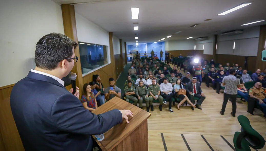 Secretário Chico Lucas se reúne com policiais