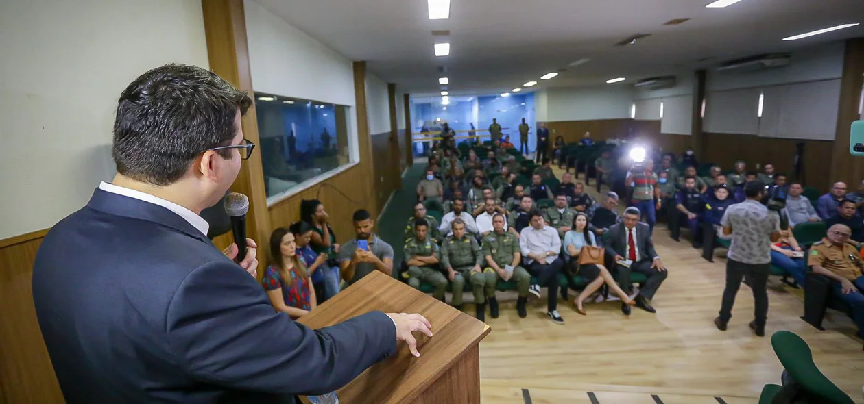 Secretário Chico Lucas se reúne com policiais