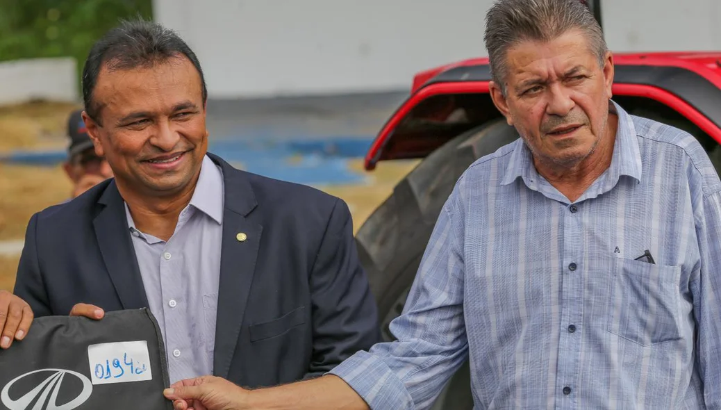 Secretário Fábio Abreu entrega tratores para 8 municípios do Piauí