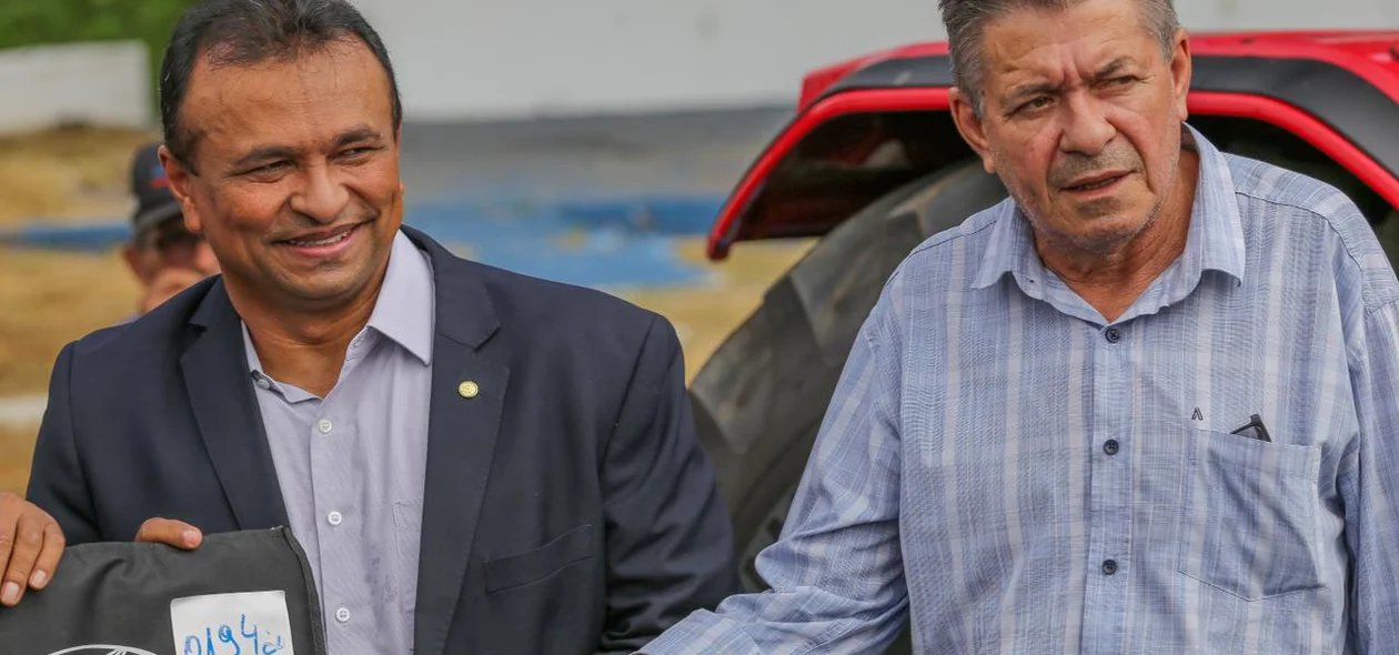 Secretário Fábio Abreu entrega tratores para 8 municípios do Piauí