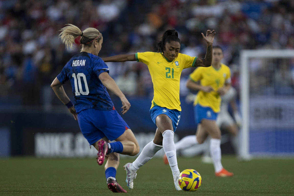 Seleção brasileira sofre derrota por 2 a 1 contra Estados Unidos