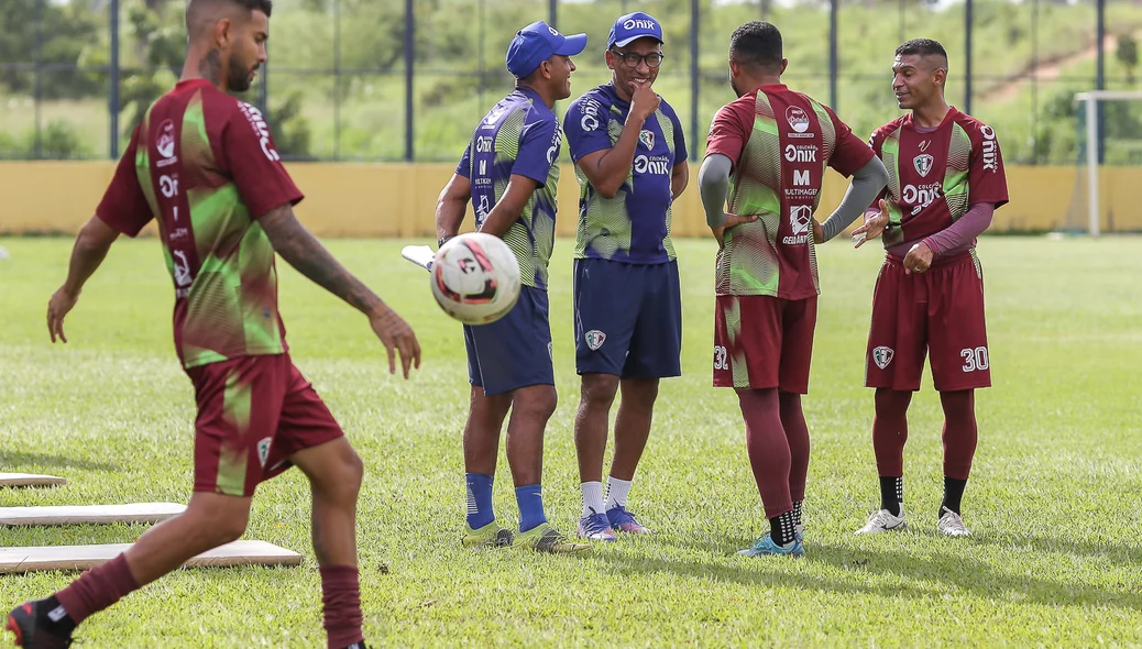 técnico do Fluminense-PI e atletas no treino