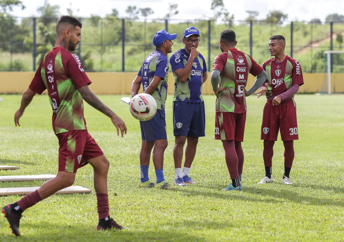 técnico do Fluminense-PI e atletas no treino