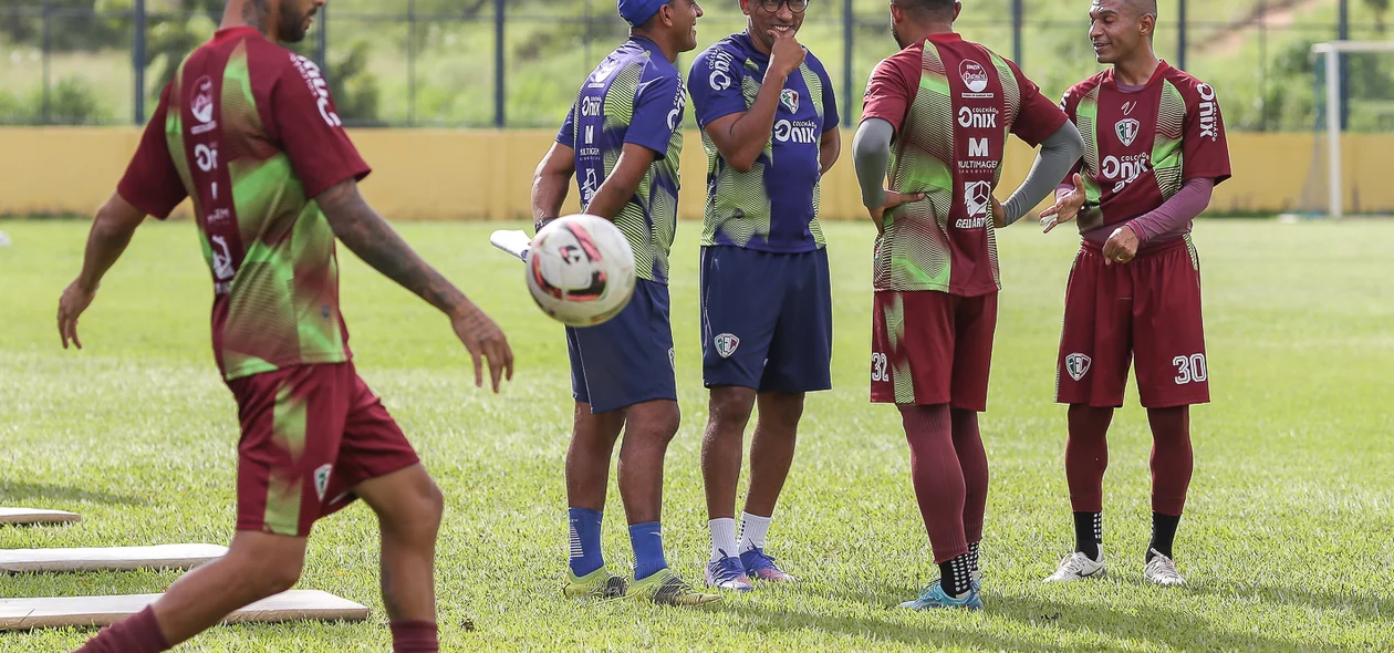 técnico do Fluminense-PI e atletas no treino