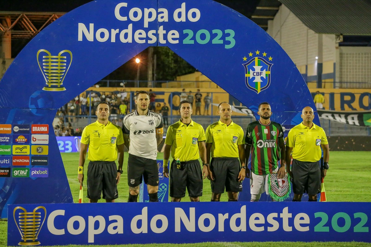 Tiago Pagnussat (Ceará), Janeudo (Fluminense-PI) e equipe de arbitragem