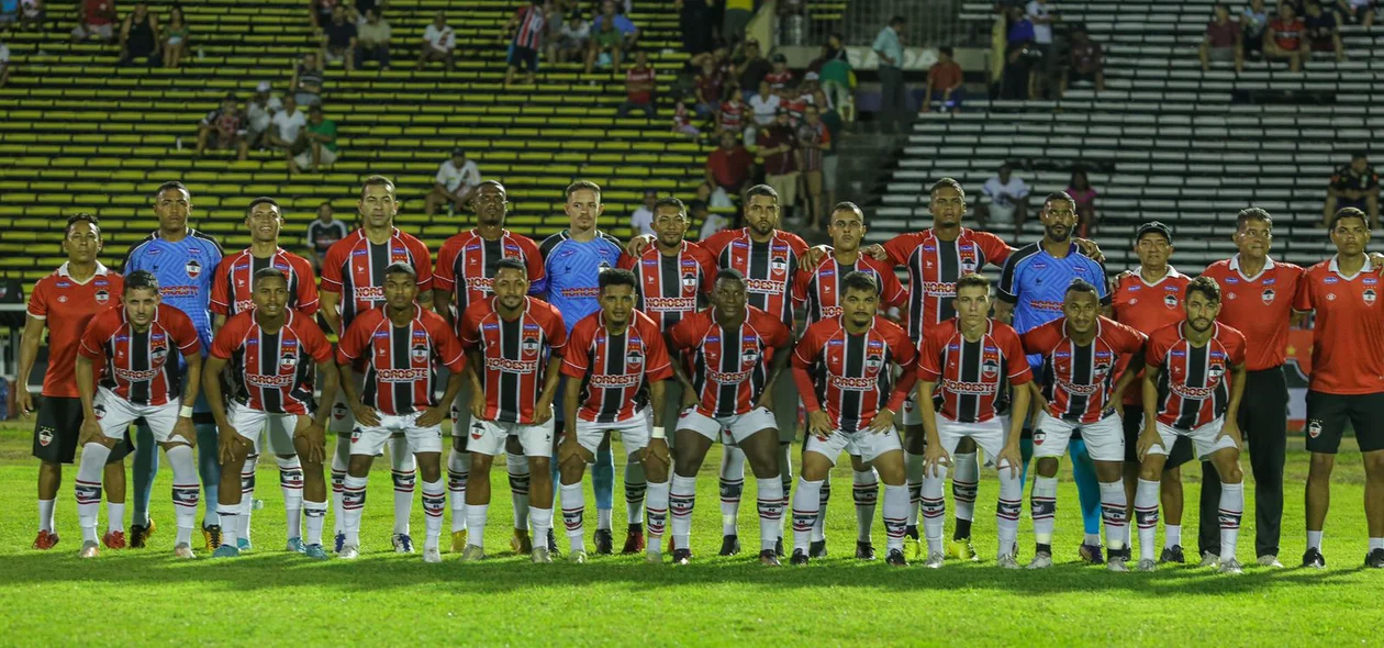 Time do River no jogo contra o 4 de Julho