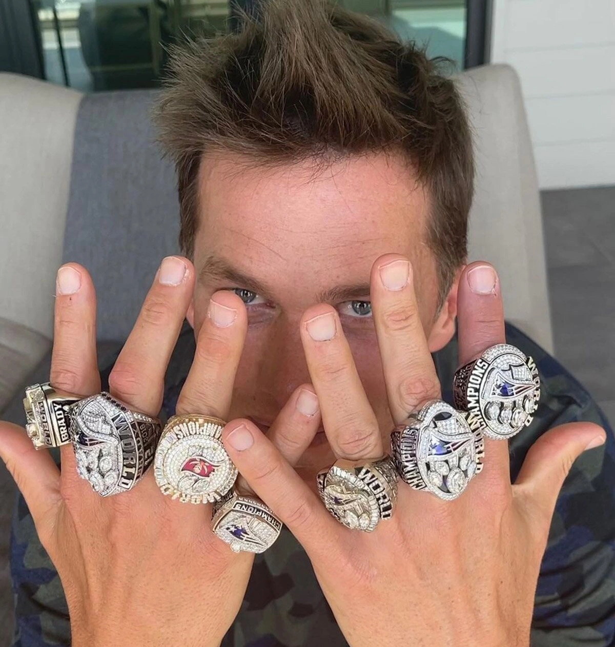 Tom Brady com seus sete anéis de campeão do Super Bowl