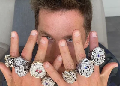 Tom Brady com seus sete anéis de campeão do Super Bowl