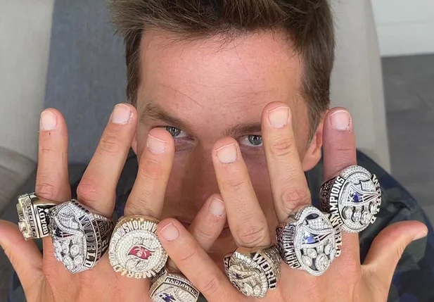 Tom Brady com seus sete anéis de campeão do Super Bowl