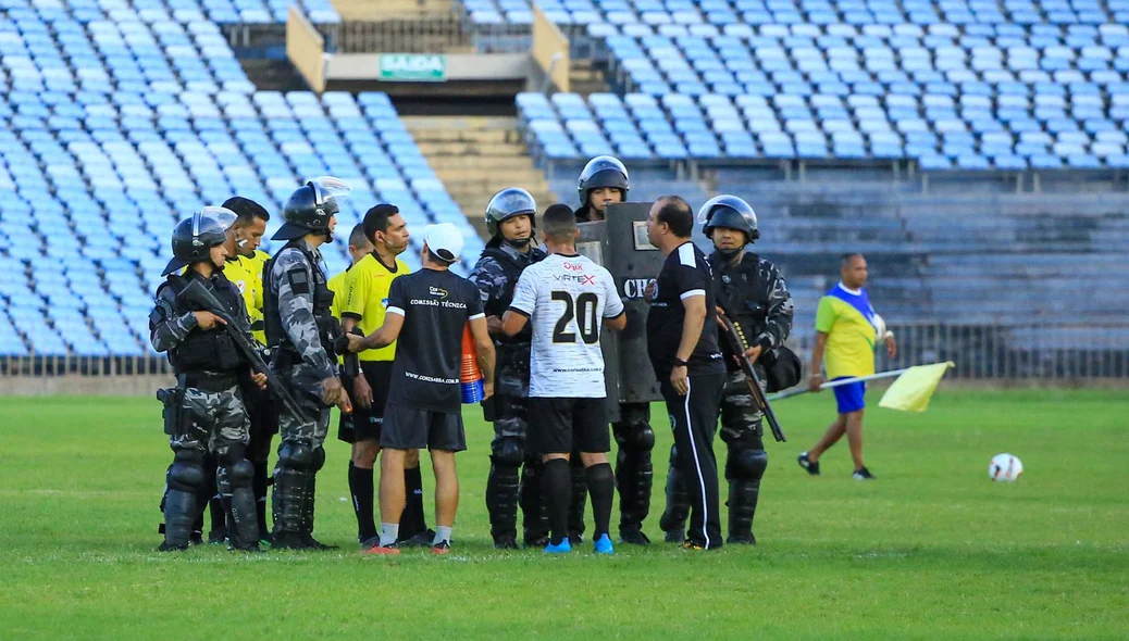 Toninho Pesso reclama com a arbitragem ao final da partida