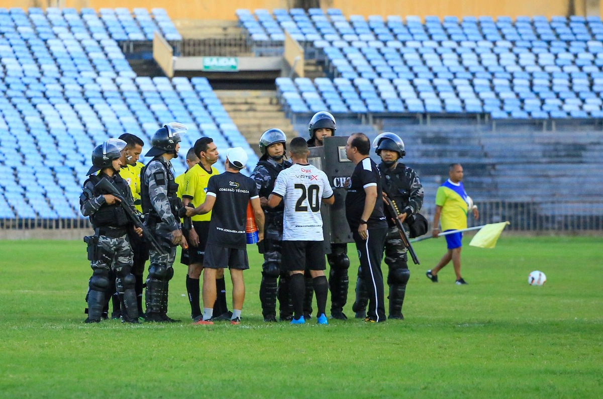 Toninho Pesso reclama com a arbitragem ao final da partida
